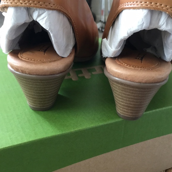 Earth booties. Sand brown leather. Velcro closure. Worn once. 7D - Picture 3 of 9